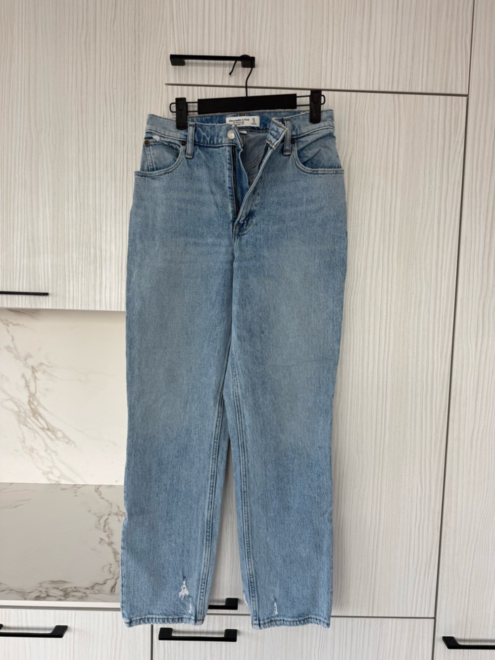 A&F Curve Love Light Blue Straight-Leg Jeans